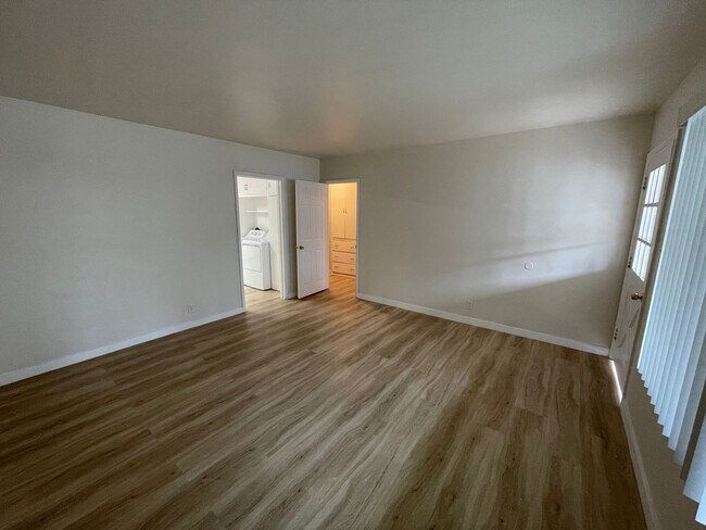 Building Photo - 15550 Vanowen St