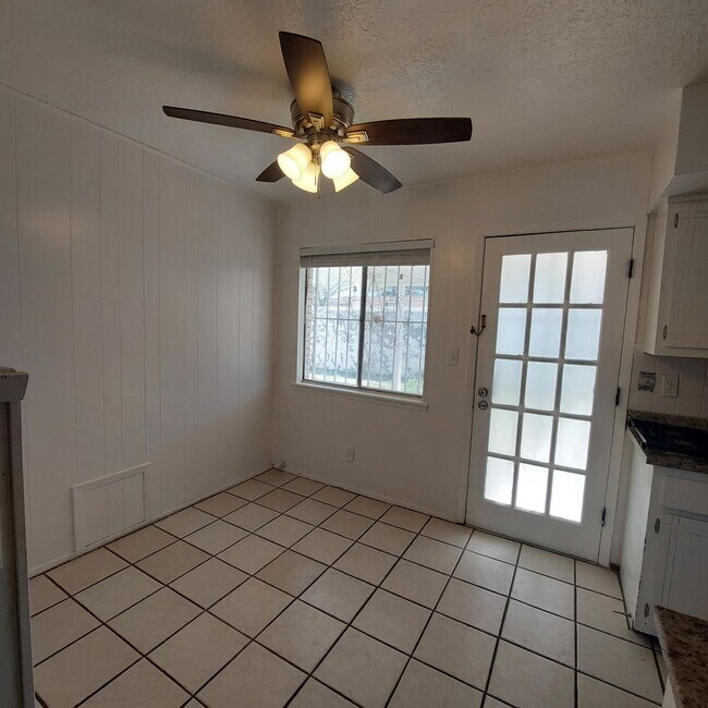Building Photo - Welcome Home ! 3 bedroom 1.5 bath rental -DUPLEX