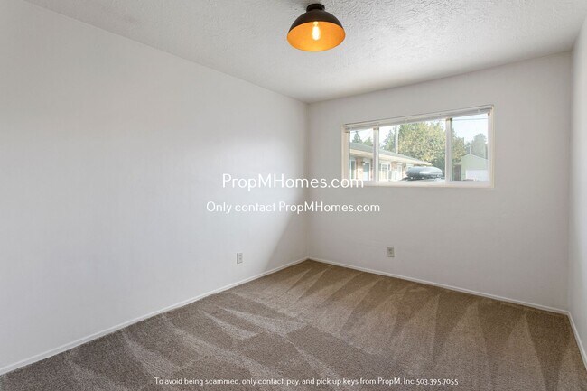 Building Photo - Move-In Special! Sleek 2BR in NE Portland ...
