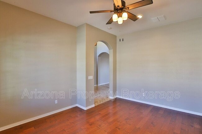 Building Photo - 2021 W Gloria Ln