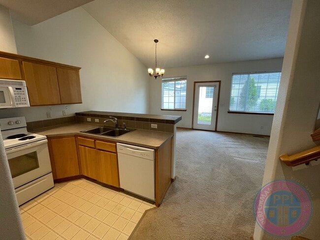 Building Photo - Sunnyside Townhome Close to Restaurants  &...