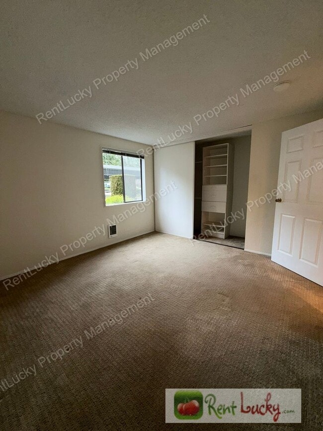 Building Photo - NEW Pricing! Amazing 1 Bedroom Kirkland Condo! Covered Parking and Outdoor Storage!