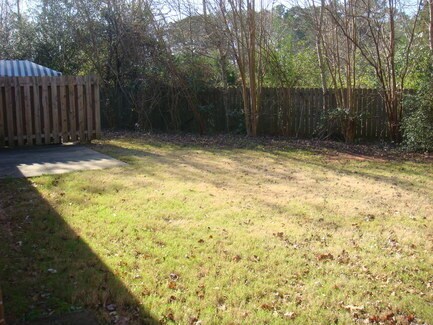 Building Photo - 3 Bedroom/ 2 Bathroom Available in August!