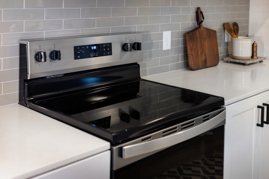 Kitchen with stainless steel appliances - Avalon Lake Norman