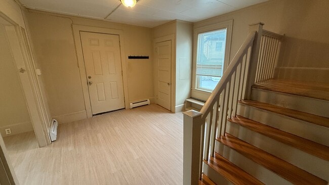 Building Photo - 5 Bedroom 2 bathroom House Available for r...