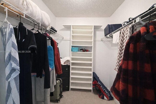 Building Photo - 950 NE 199th St