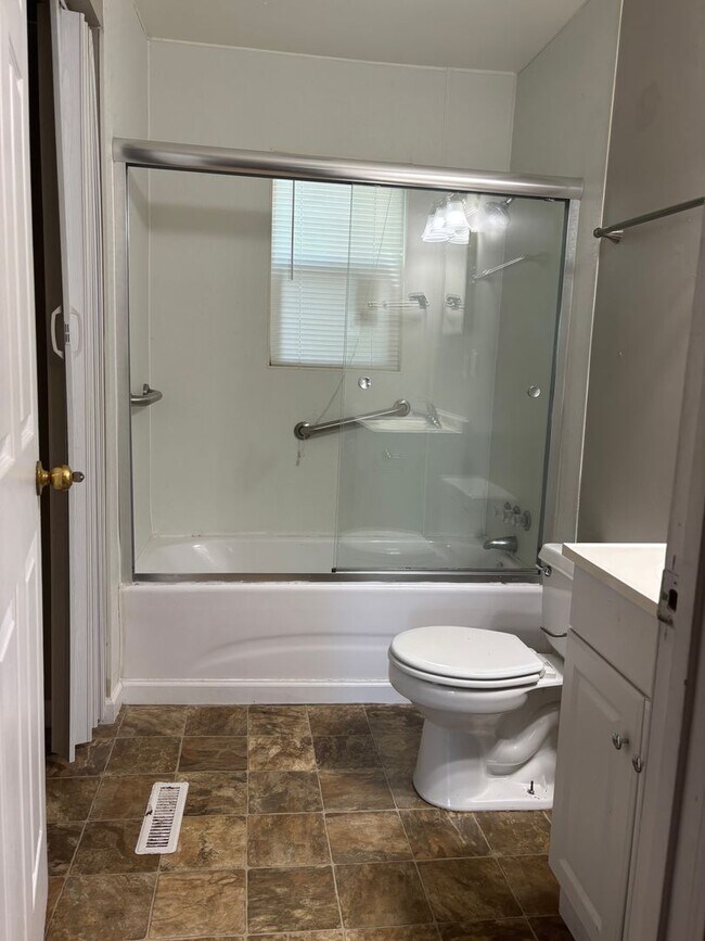 Building Photo - Centrally located 3/2 house