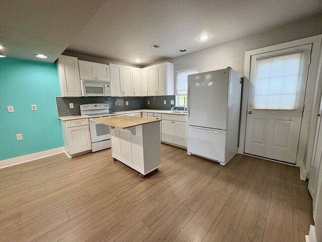 Building Photo - 2 Bedroom 2.5 Bathroom Townhome in Mechani...