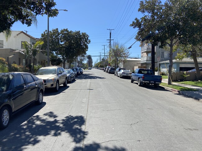 Newport Ave looking south - 1027 Newport Ave