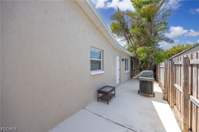 Building Photo - 856 104th Ave N