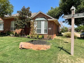 Building Photo - Great 3 Bed 2 Bath Duplex in a Gated Neighborhood!!