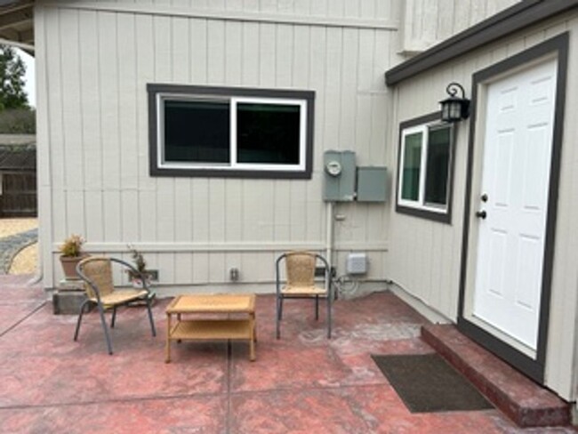 Building Photo - Remodeled Single Story 3 Bedroom/2 Bathroo...