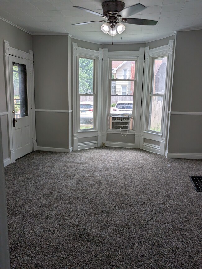 Building Photo - 405 W White St
