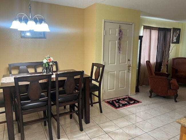Building Photo - Enchanting Delano property just minutes fr...
