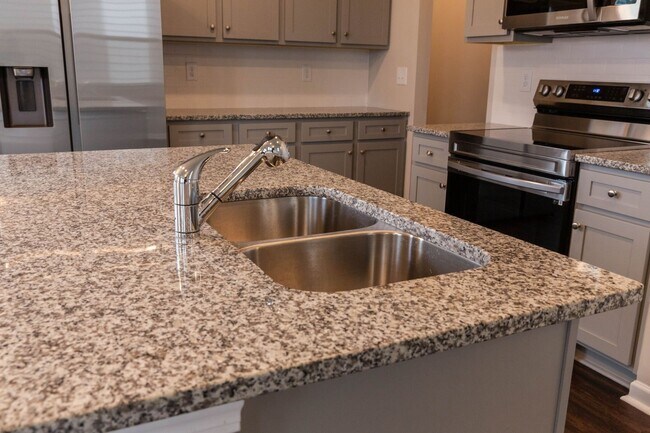 Building Photo - 4 Bed 2.5 Bath home in Gainesville! Retrea...