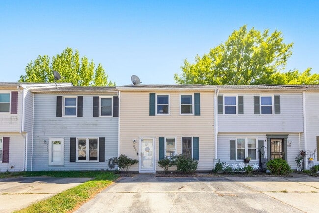 Building Photo - 3 Bed 1.5 Bath Townhouse for Rent in Chesapeake!