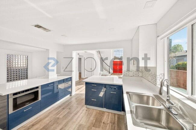 Building Photo - 2481 S Bundy Dr