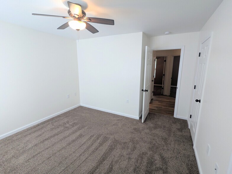 Master bedroom - 2237 Spring Meadow Ln SE