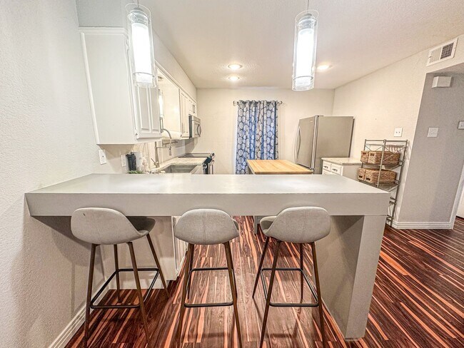 Building Photo - 2-Bedroom, 2-Bathroom Condo at District-12!!