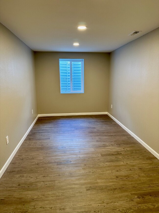 Building Photo - Charming 2-Bedroom Basement Unit with Private Yard – Flat-Rate Utilities!