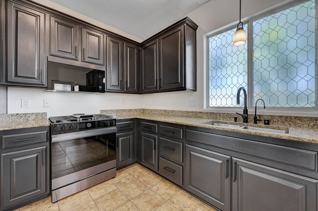 Building Photo - Stylish Tri-Level Home/Tandem Garage in Henderson