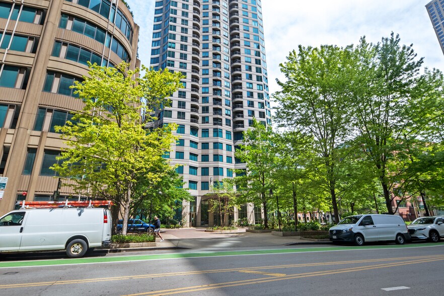 Building Photo - 400 N La Salle Dr