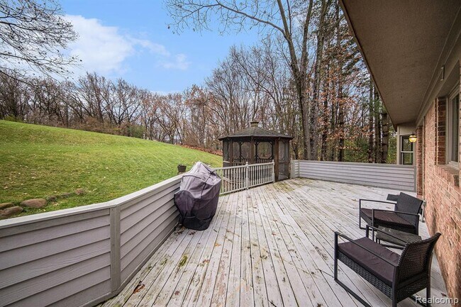 Building Photo - 695 Heritage Dr