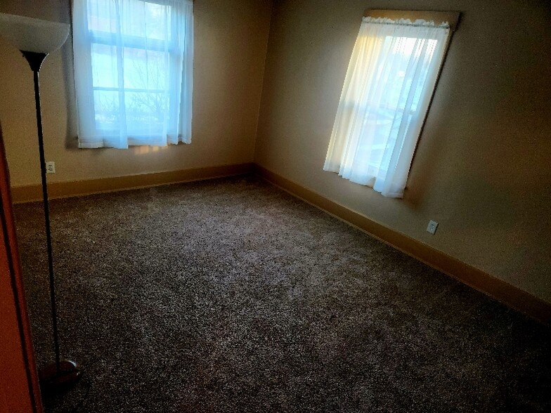 Building Photo - 446 Hower St NE