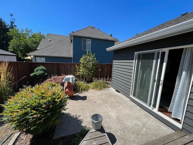 Building Photo - 433 NE 49th Ave