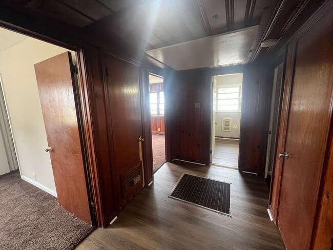 Building Photo - 3 bedroom 1 bathroom single level home