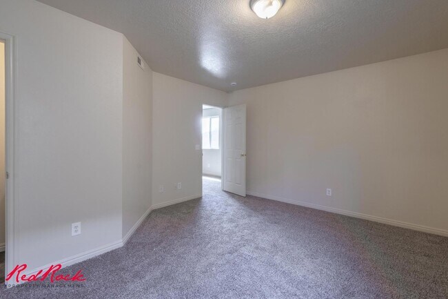 Building Photo - Enjoy Scenic Ivins Living – 3-Bed, 2-Bath ...