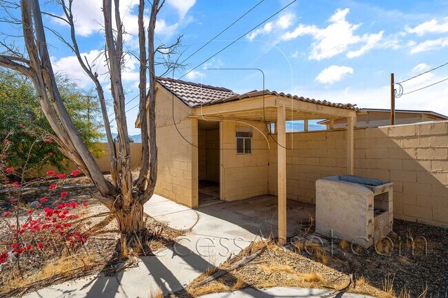 Building Photo - Charming 4 Bed/2.5 Bath Home With Spacious Backyard And Gated Entrance!