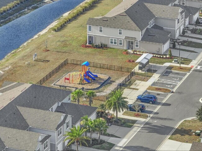 Building Photo - 165 Redbud Rd
