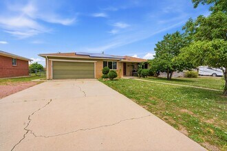 Building Photo - 5 bedroom, 3 1/2 bath, home with two master suites and 2 car garage.