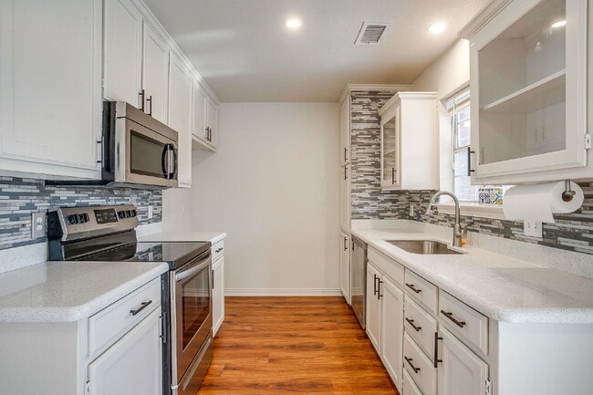 Building Photo - Charming 3 Bed 2 bath with Scenic Views, on quiet cul-de-sac in Cleburne!