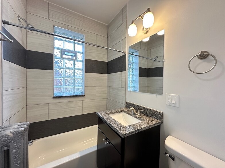 Building Photo - 2311 W Wilson Ave