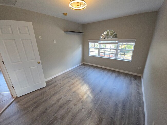 Building Photo - Newly Renovated 4/3 w/pool