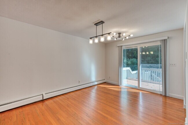 Building Photo - 16 Westgate Ln