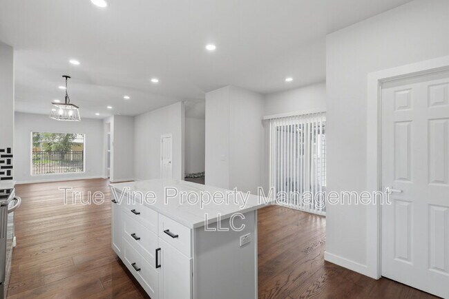 Building Photo - 216 E Fest St