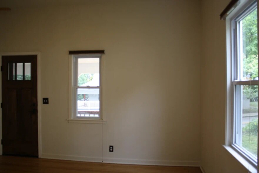 Building Photo - 221 E 10th St