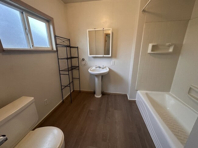 Building Photo - 2 Bedroom, 1 Bath Home on Corner Lot