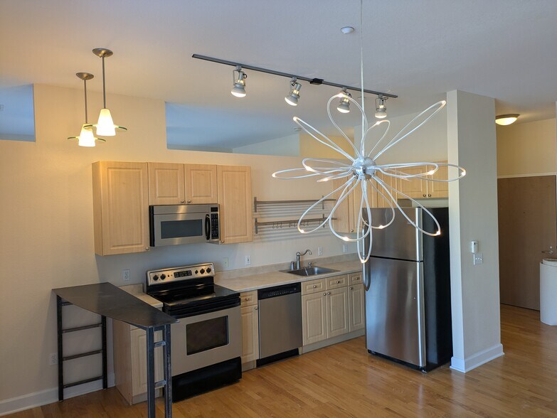 Building Photo - 5677 Park Pl