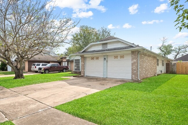 Building Photo - 16019 Mission Village Dr