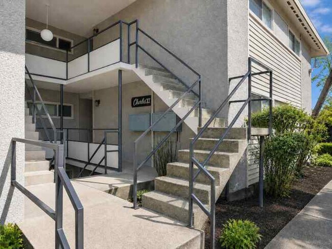 Building Photo - North Beacon Hill 1 Bedroom Apartment for Rent | Beacon Hill Light Rail Access, Balcony, Hardwood...