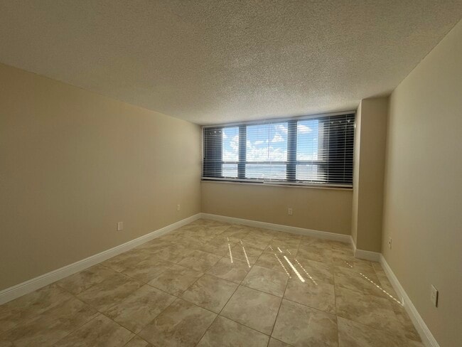 Building Photo - 5600 N Flagler Dr