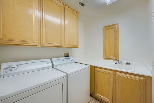 Building Photo - Newly remodeled 4 bedroom home!