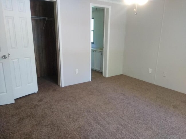 Building Photo - 107 Oak View Dr