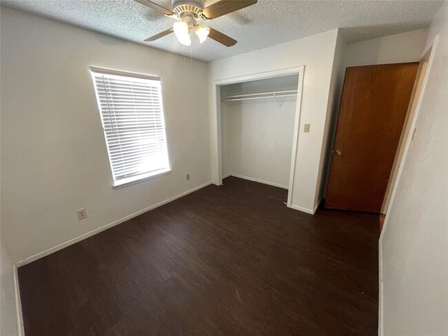 Building Photo - 1925 Castle Gate Cir