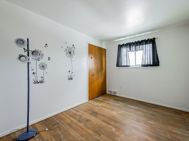 Building Photo - AVAILABLE NOW! Spacious and Inviting Westland Home!