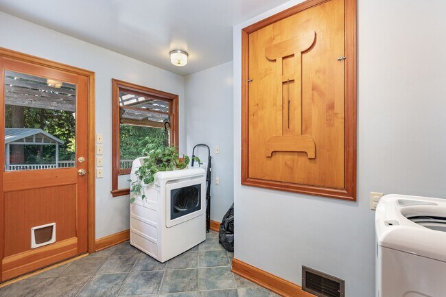 Building Photo - 4Bd/2Ba Seattle House